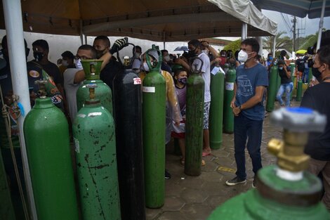 Largas filas en Manaos par recargar tubos de oxígeno.