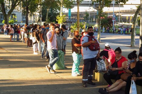 Gran cantidad de pasajeros esperan colectivos en la estación Constitución ante la interrupción del servicio que afectó a la línea Roca de trenes.
