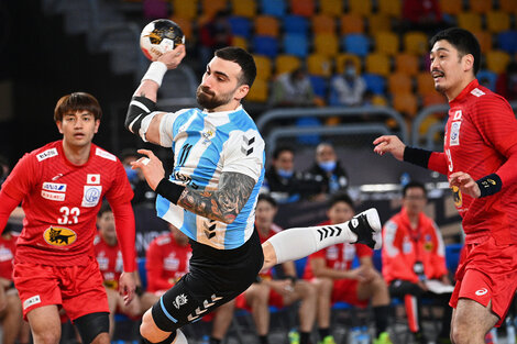 Lucas Moscariello anota uno de los goles de Argentina ante los japoneses.