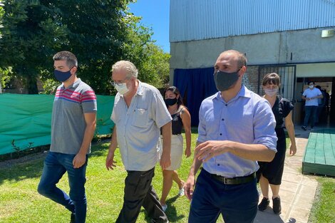 Martín Guzmán de recorrida por Cuartel V, uno de los barrios más humildes del distrito. 