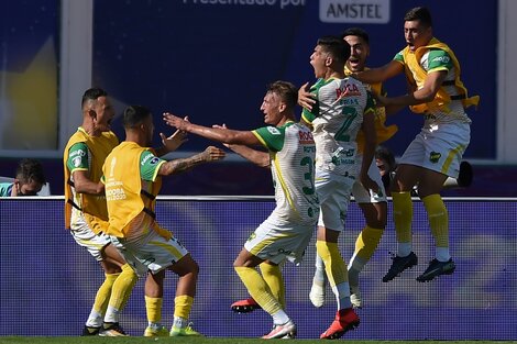 Todo Defensa celebra el gol de Frías.