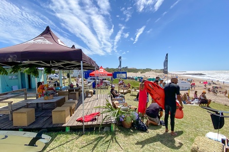 El arte sobre las olas: gran festival de surf con tablas largas