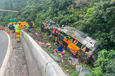 Brasil: 19 muertos tras el vuelco de un colectivo en una ruta de Paraná