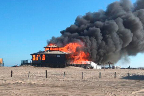 Incendio en Pinamar: el parador Watson quedó hecho cenizas por el fuego