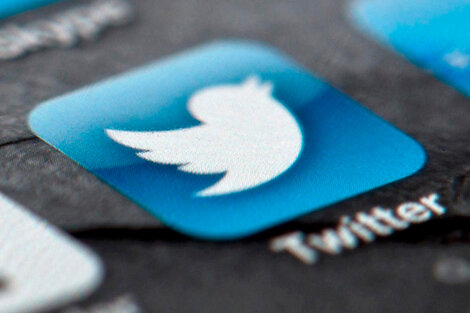 Twitter contra las fake news: lanzó una prueba piloto para que los usuarios verifiquen la información