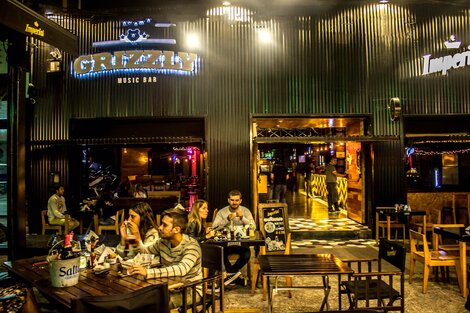 Salta: Un cineasta denunció que no lo dejaron entrar al bar "Grizzly" por su vestimenta  