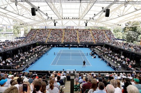 El público regresó a los estadios de tenis en Australia. En la imagen, Serena Williams ante Naomi Osaka.