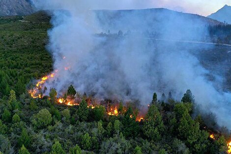 Por el viento y las altas temperaturas se produjo un rebrote del incendio en El Bolsón