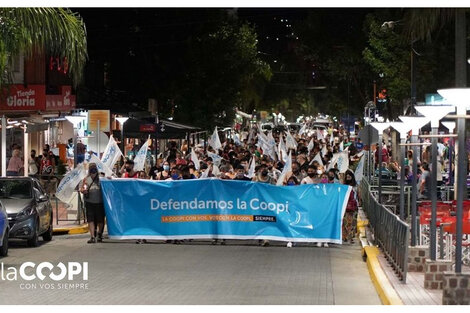 La Coopi sobrevivió con grandes luchas y fuerte apoyo popular a los intentos privatistas de los 90 y al propio Benito Roggio. 