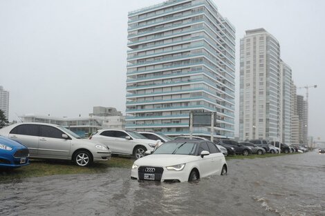 Caos de tránsito por la inundación.
