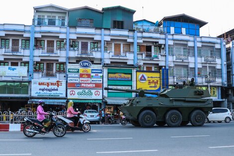 Un vehiculo armado en Myitkyina, estado de Kachin, el día después del golpe. (Fuente: AFP)