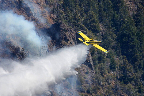 Equipos del plan Nacional de Manejo del fuego combaten el furgo en Cuesta del Ternero, en las cercanías de El Bolsón. 