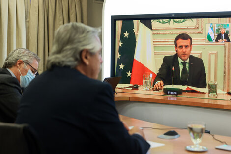 Fernández y Macron, durante la charla de ayer. 