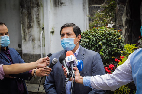 Andrés Arauz al salir de votar. 