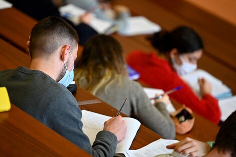 Prohíben los tapabocas de tela para ir a la escuela en Francia