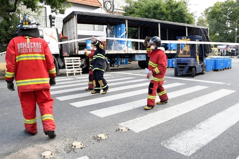 Un camión derramó contenedores con una sustancia tóxica 