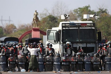 Reprimen las protestas contra el golpe en Myanmar