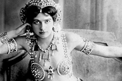 En 1917 es arrestada Mata Hari en París, acusada de espionaje por el gobierno francés.