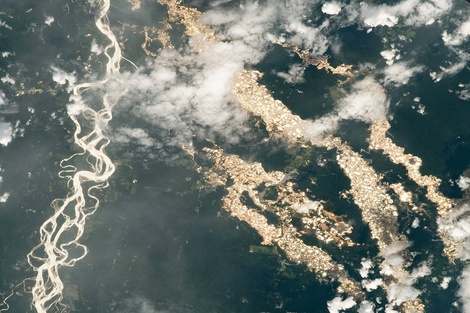 A la izquierda de la foto se pueden apreciar los canales del río Inambari, donde aparece el oro explotado por los buscadores del mineral.