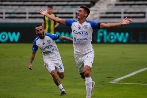 Ezequiel Bullaude festeja su gol.