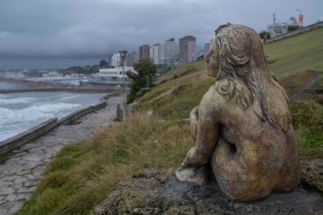 Colocaron una escultura en la costa marplatense y buscan al artista