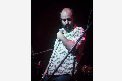 Ber Stinco & La Liga de la Decencia actúa en La Usina Social.