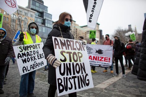 Manifestantes en Nueva York apoyan la sindicalización de Amazon en Alabama.