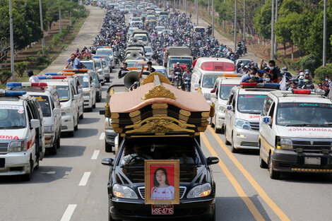 Masivo funeral de la primera víctima del golpe de Estado en Myanmar