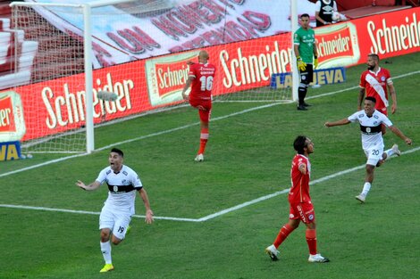 Platense festejó doble el regreso a Primera