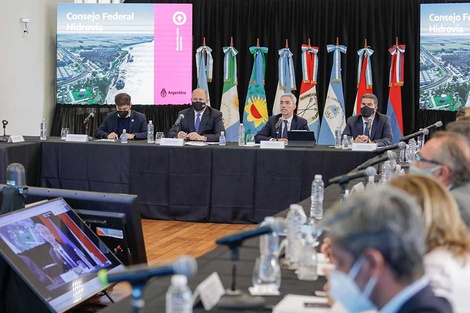 El ministro Meoni y los gobernadores, ayer en Rosario. 