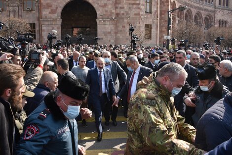 El primer ministro de Armenia salió a la calle a denunciar un intento de golpe de Estado 