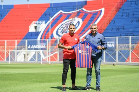 Yeison Gordillo, volante central colombiano, junto a Alberto Acosta, integrante de la Secretaría Técnica. (Fuente: Prensa San Lorenzo)