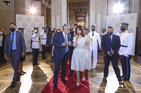 El presidente Alberto Fernández dialoga con la vicepresidenta Cristina Kirchner, poco antes de hablar ante el Congreso.