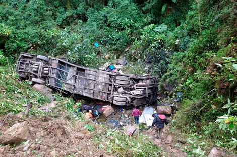 Bolivia: 20 personas mueren tras la caída de un colectivo por un barranco