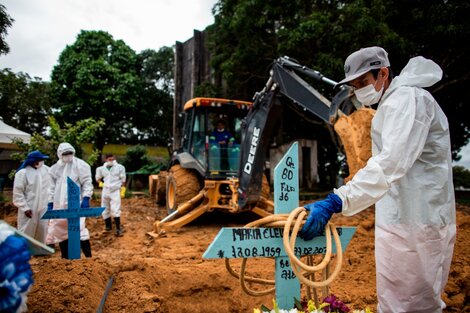 Entierro de víctima de covid-19 en un cementerio de Manaos.