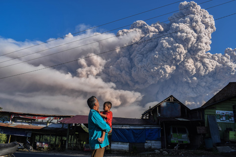 Las impresionantes imágenes de la erupción del volcán Sinabung en Indonesia