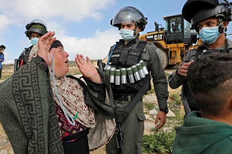 Las fuerzas israelíes se disponen a demoler una casa en Hebrón, Cisjordania.