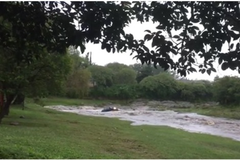 La creciente del río Guayamba se llevó a un hombre y aún lo buscan