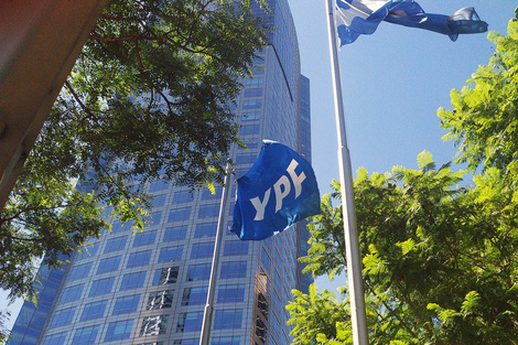 En términos de costos, YPF continuó con sus esfuerzos por ganar eficiencia llevando a una reducción cercana al 30 por ciento en 2020 en comparación el año anterior. 