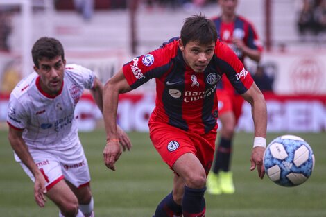 Angel Romero se le escapa a Carlos Araujo en el último clásico. Fue triunfo 2-0 de Huracán en 2019.