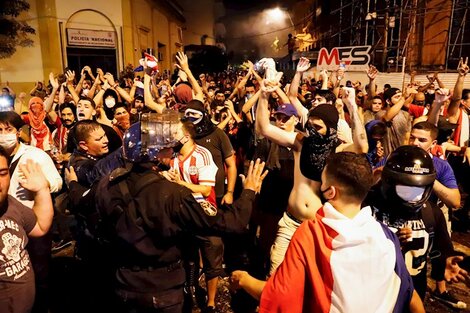 Los manifestantes reclaman a los policías por la represión. 