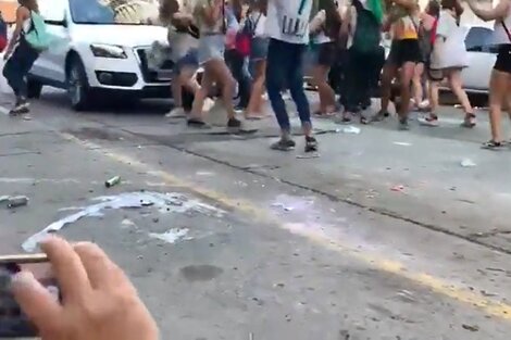 Un automovilista atropelló en Mar del Plata a estudiantes que festejaban el Último Primer Día