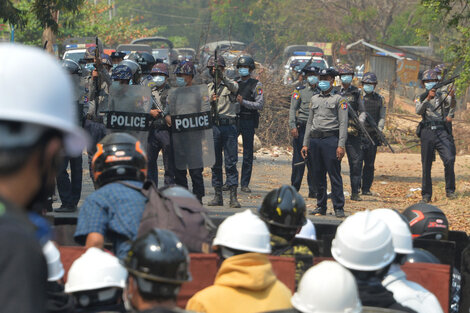 Los golpistas abrieron fuego y mataron a tres en Myanmar