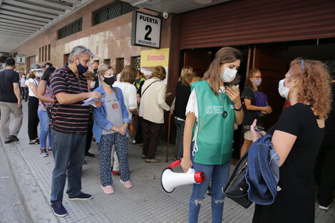 La (des) organización del gobierno porteño para vacunar en el Luna Park 