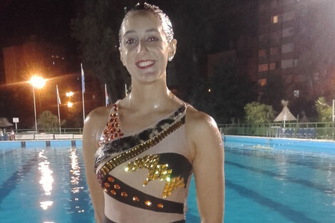 La nadadora Camila Arregui exhibe sus medallas.