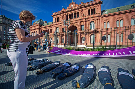 Derivan a Comodoro Py la denuncia por las bolsas mortuorias en Plaza de Mayo