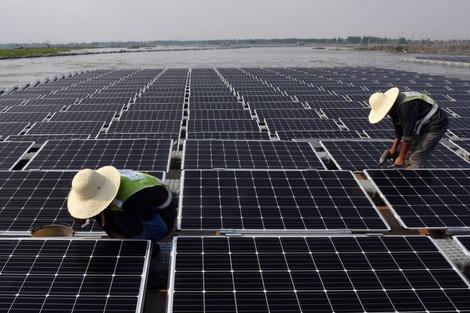 Trabajadores chinos en una planta solar de Huainan.
