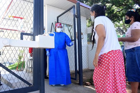 Reciben auna paciente de coronavirus en el hospital INERAM de Asunción.