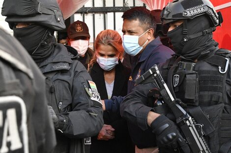 Tras su detención, Añez es escoltada miembros de la Fuerza Especial de Lucha Contra el Crimen en La Paz.