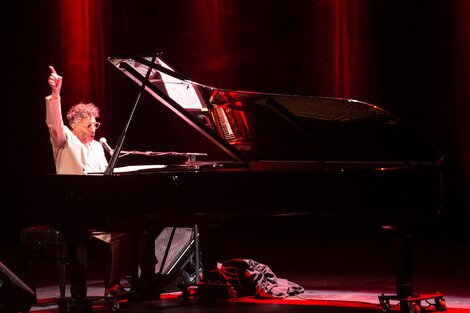 Fito en su último concierto en el teatro Coliseo. 